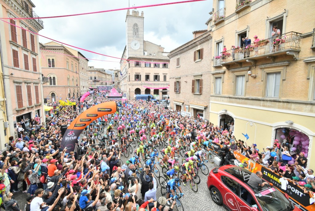 Osimo saluta il Giro d’Italia, a Imola vince Sam Bennett