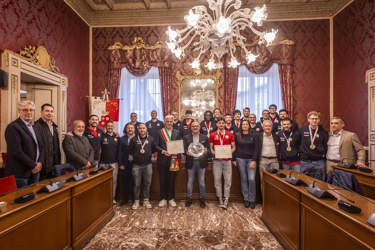 Banca Macerata premiata in Comune per la promozione in A2