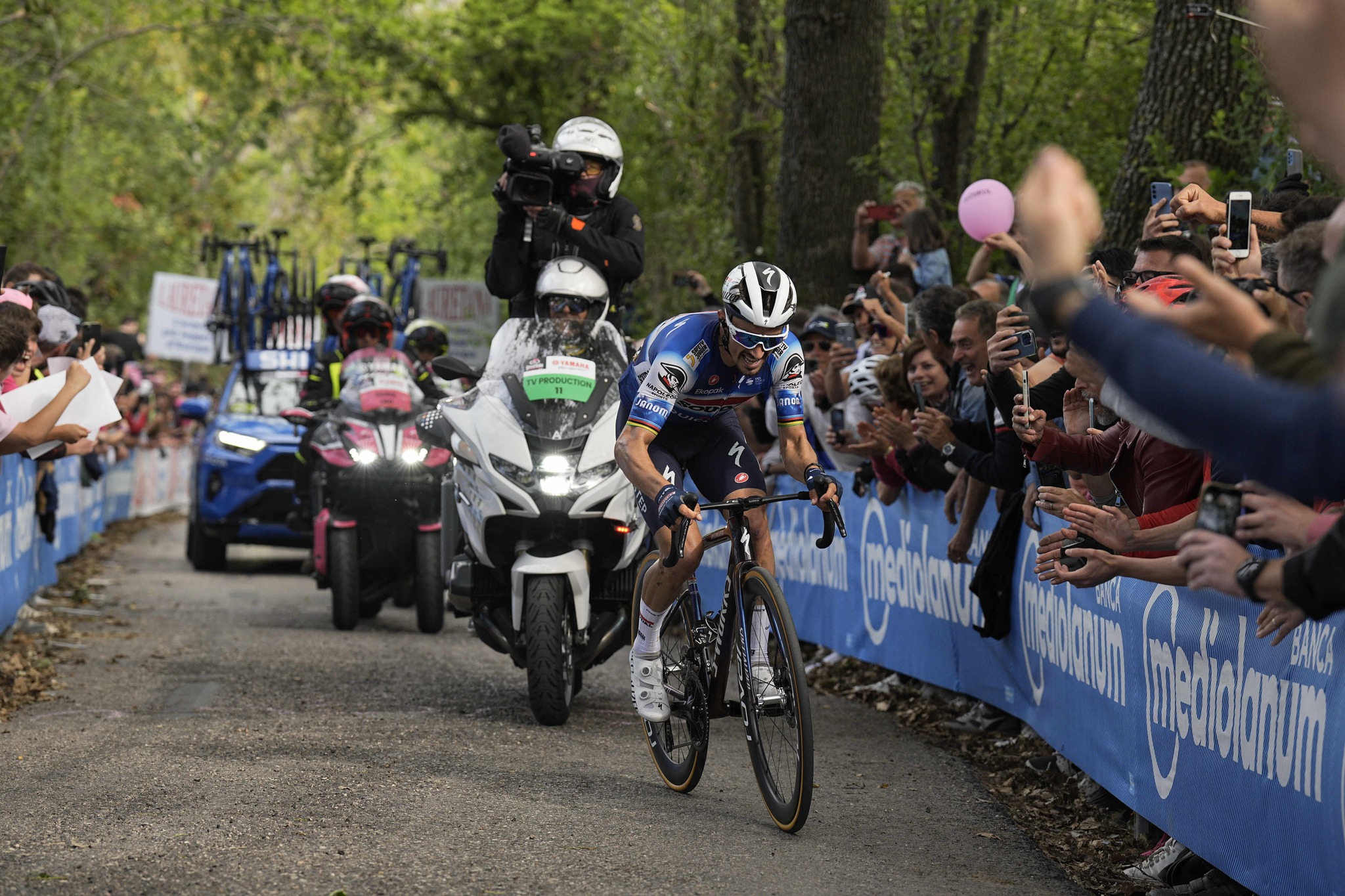 Giro d’Italia, il francese Alaphilippe primo sul traguardo di Fano
