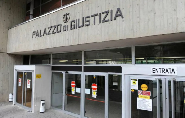 Arresto convalidato per il giovane che ha accoltellato i genitori