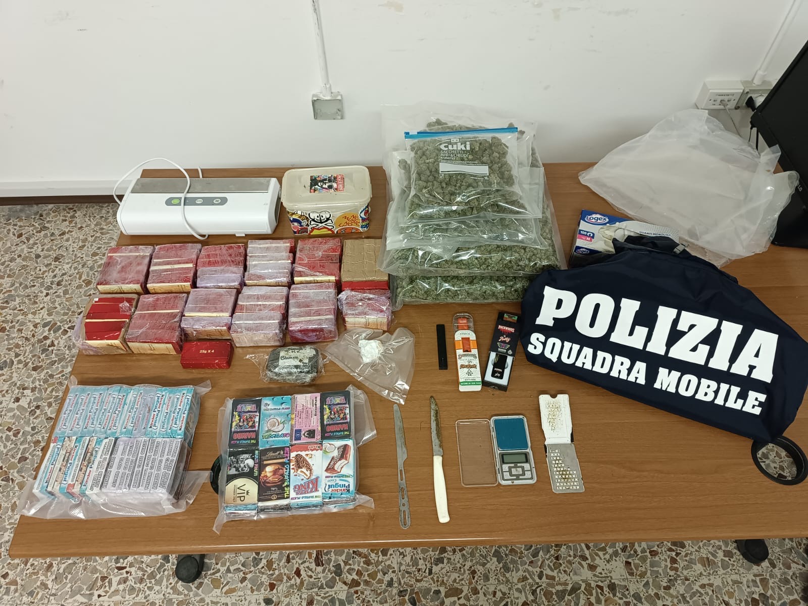 Macerata, spacciatore arrestato con 13 kg di hashish e marjiuana