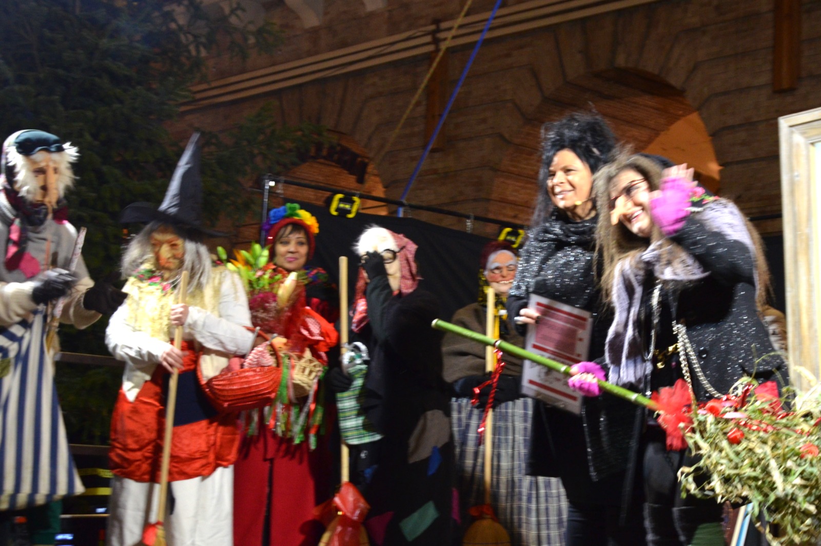 Tolentino, in piazza per “L’arrivo della Befana del Ponte del diavolo”