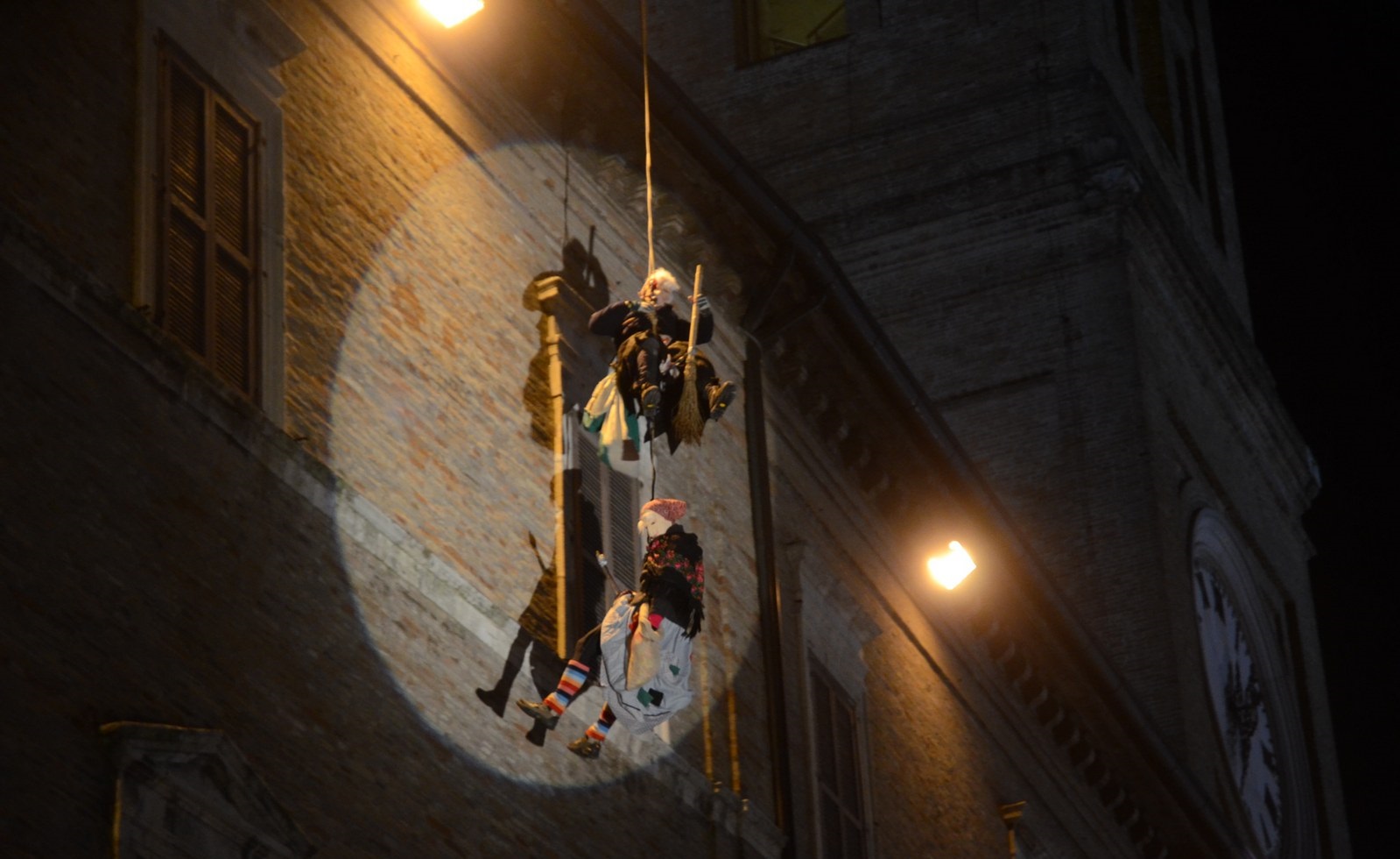 Macerata, Miss Befana e auto storiche in Piazza della Libertà